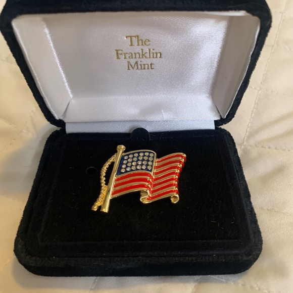 Franklin Mint American Flag Pin Brooch with Swarovski Crystals - Picture 2 of 3
